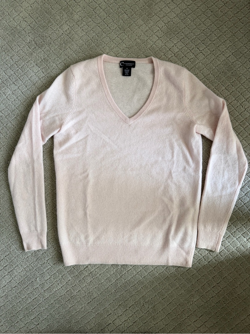 C by Bloomingdale’s Pale Pink V-Neck Cashmere Sweater